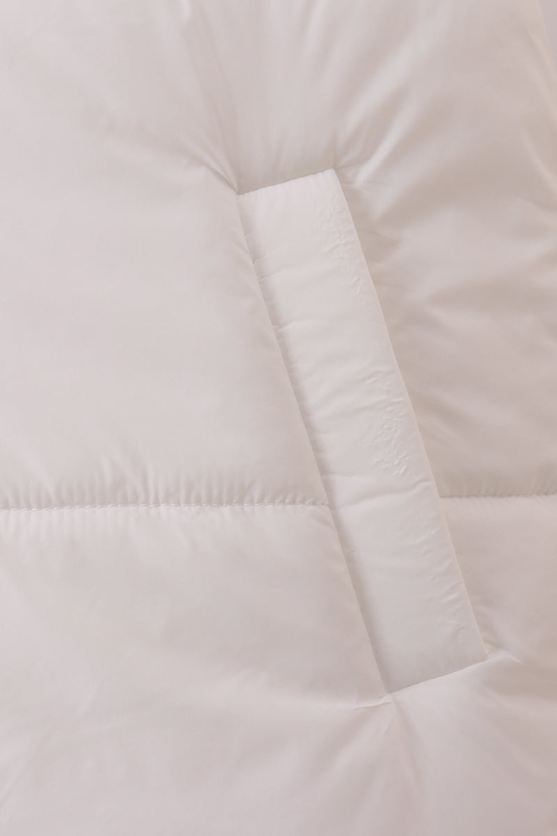 White mom&me puffer vest